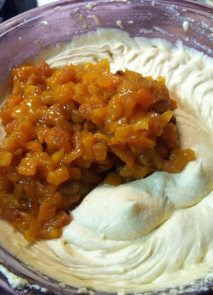 1. Этап. Кекс с курагой и изюмом: 3. Затем просейте муку и разрыхлитель. Всыпьте половину сухих ингредиентов во взбитую смесь. Другую половину муки с разрыхлителем перемешайте с остывшими сухофруктами. Соедините обе получившиеся массы, тщательно все перемешайте.