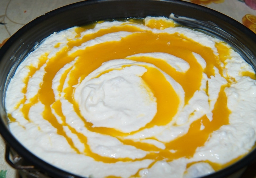 1. Этап. Запеканка из тыквы с творогом в духовке: Форму для запекания застелите бумагой для выпечки. Поочередно выливайте в форму порциями тыквенное пюре и творожно-банановую смесь.