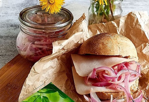 1. Этап. Луковый салат: На месте делаем бутерброды. Можно использовать любой хлеб. Я разрезала булочку не дорезая до конца примерно 1 см. Вовнутрь вложила целый ломтик ветчины из индейки КОМПАНА. Порезана ветчина тонко, так, как нужно нам. Выкладываем салата столько, сколько поместится вовнутрь ветчинного ломтика. Для такого бутерброда приготовьте бумагу. Так удобней будет есть бутерброд. Приятного аппетита! Это вкусно!