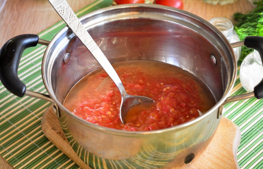 1. Этап. Лечо из свеклы: Влейте перекрученные томаты и тушите 5-7 минут. Всыпьте соль и сахар.