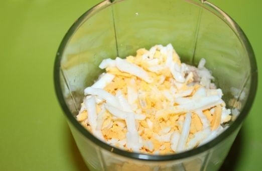 1. Этап. Салат слоеный: 8. Дальше — яйца и майонез. Можно подсолить немного.