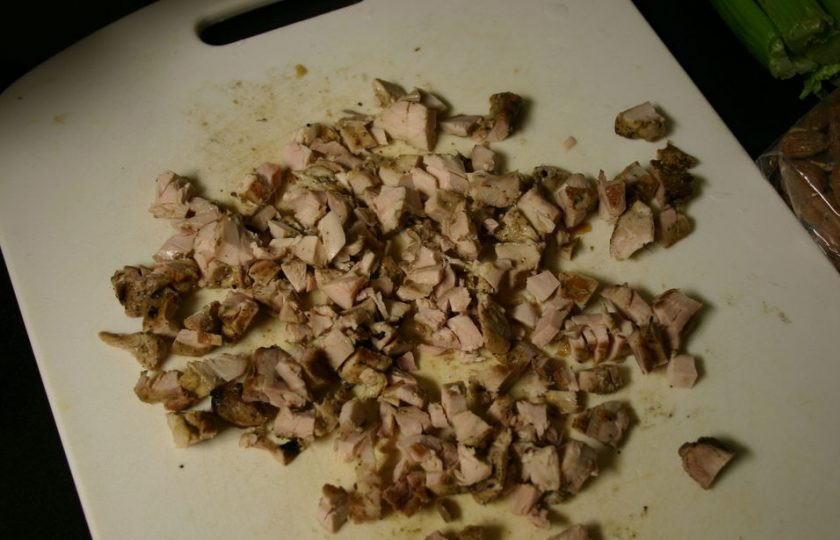 1. Этап. Салат из куриных грудок: 2. Куриную грудку нарезаю небольшими кубиками.