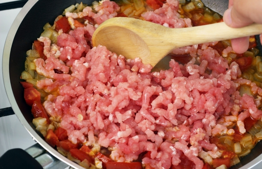 1. Этап. Кавурма: Когда лук и помидоры станут мягкими и дадут сок, выложите к ним бараний фарш.
