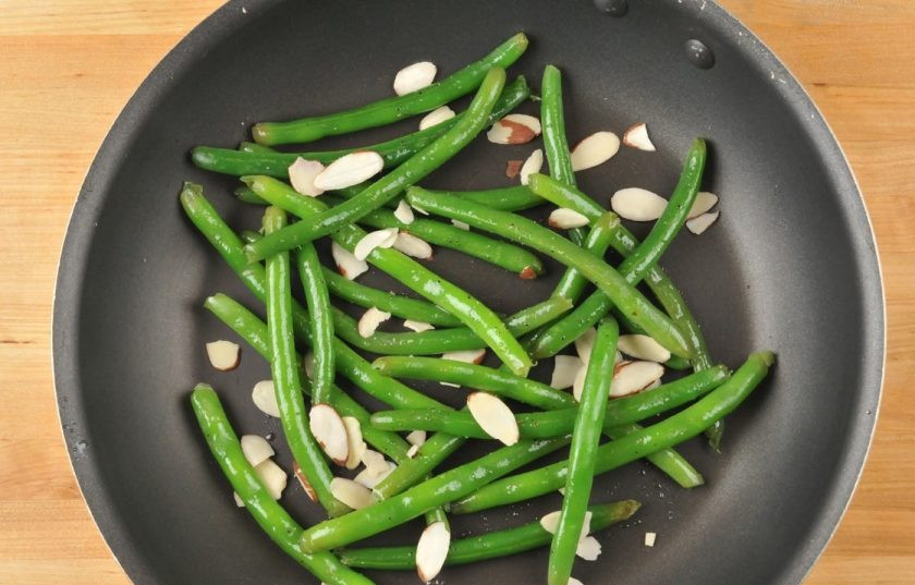 1. Этап. Тилапия по-флорентийски: 5. Затем в сковороду выложите фасоль. Добавьте воду и соль. Доведите воду до кипения и готовьте фасоль 2,5 минуты. После этого добавьте 1 ч. ложку масла и миндаль. Перемешайте ингредиенты, через 1 минуту выключите огонь.