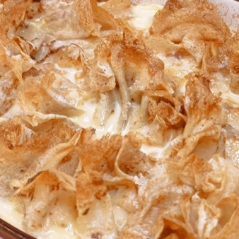 Блинная запеканка с творогом и вишней