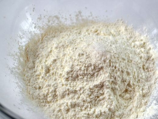 1. Этап. Морепродукты в кляре: 4. Просеять муку с крахмалом в глубокую мисочку. Добавить соль, все тщательно перемешать.