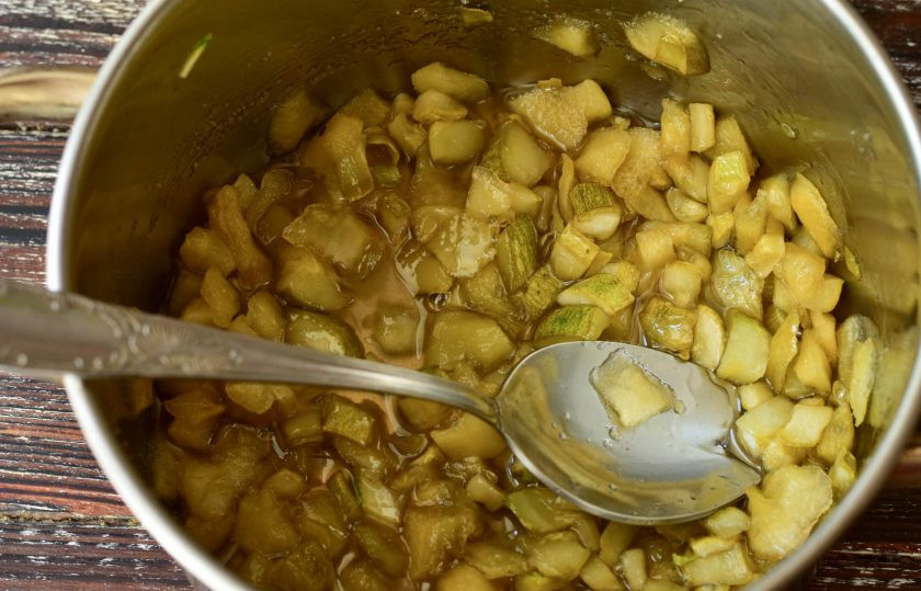 1. Этап. Варенье из кабачков и яблок: Варите варенье 30-40 минут, обязательно накрыв кастрюлю крышкой.