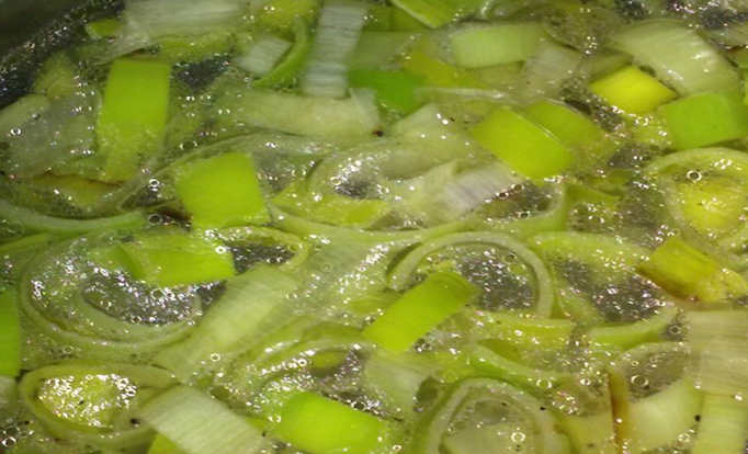 1. Этап. Картофельный суп с луком-пореем: Теперь кладем в бульон обжаренный лук-порей и варим суп до готовности. За несколько минут до готовности добавляем соль и молотый перец.