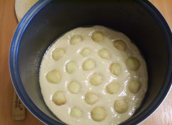 1. Этап. Выпечка из скисшего молока: Вылейте тесто в смазанную маслом форму мультиварки. Сверху разложите, чуть вдавливая, груши. Установите кастрюлю в мультиварку, и включите режим 