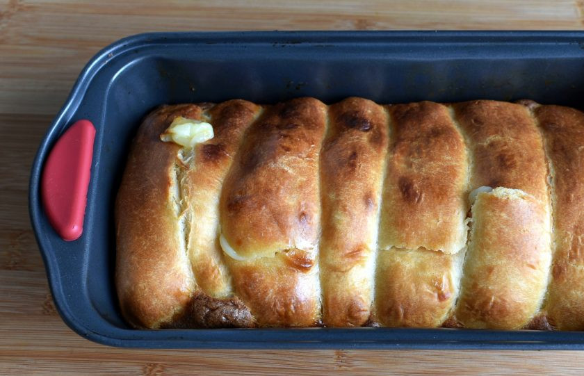 1. Этап. Сайки с заварным кремом: Выпекайте в разогретой до 200 градусов духовке до румянца и готовности.