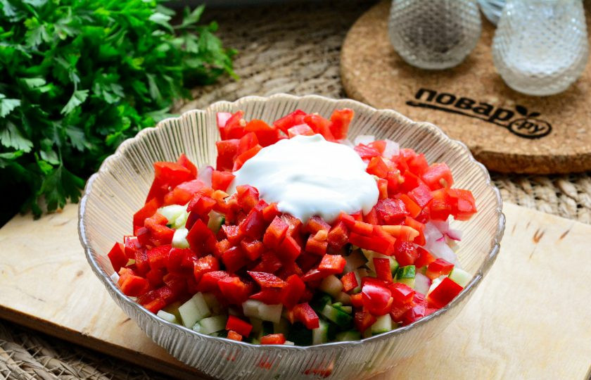 1. Этап. Салат Осенняя палитра: Салат заправьте сметаной, посолите и поперчите по вкусу.