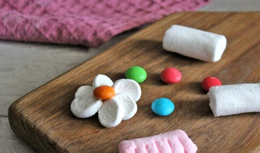 1. Этап. Венгерская ватрушка с грушей: Сделать «цветочки». Для этого маршмеллоу разрезать по длине не до конца на 6 полосок. Разворачивая полоски, придать им формы «лепестков», формируя «цветок», в центр которого поместить круглую конфетку. ! Конфету можно заменить изюмом, ядром лестного ореха.