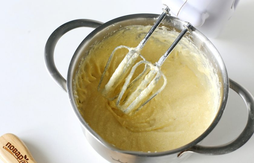 1. Этап. Бисквитный пирог с клюквой: Перемешайте все до однородного состояния.