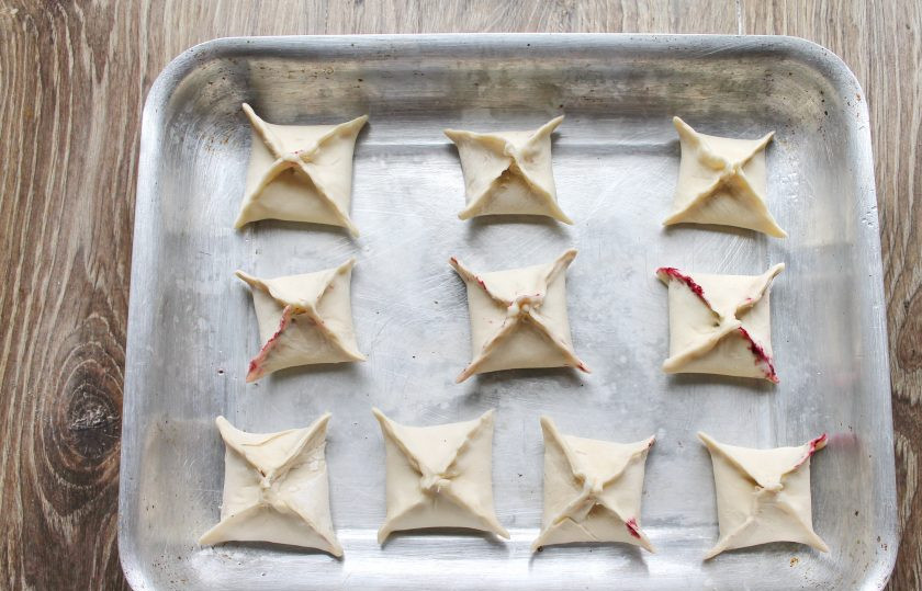 1. Этап. Конвертики с джемом из черной смородины: Смажьте противень растительным маслом, и выложите конвертики.