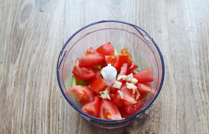 1. Этап. Гаспачо с томатным соком: Чеснок очистите, порежьте и добавьте в чашу с овощами.