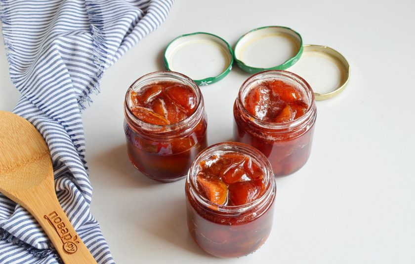 1. Этап. Сливовое варенье без косточек: Простерилизуйте банки и крышки, разложите варенье и закрутите крышками банки. Храните в прохладном месте всю зиму.