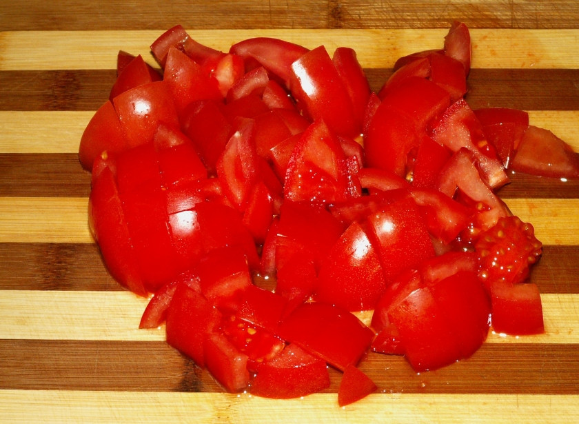 1. Этап. Cалат с копченой куриной грудкой: 2. Помидоры вымыть и нарезать небольшими кубиками.