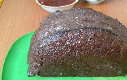 1. Этап. Торт Косметичка: 3. Пока остывает последний корж можно приготовить крем. Для него необходимо взбить сметану со сгущенкой до однородной консистенции. Корж смазать кремом, накрыть вторым и снова смазать кремом. Верхний оставить без крема. Разрезать торт пополам и сложить обе половины так, чтобы получился полукруг. Если есть неровности, их можно промазать кремом. Отправить торт в холодильник на 1.5-2 часа.