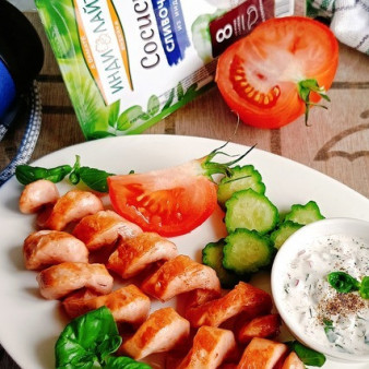 Сосиски-спиральки с базиликовым соусом