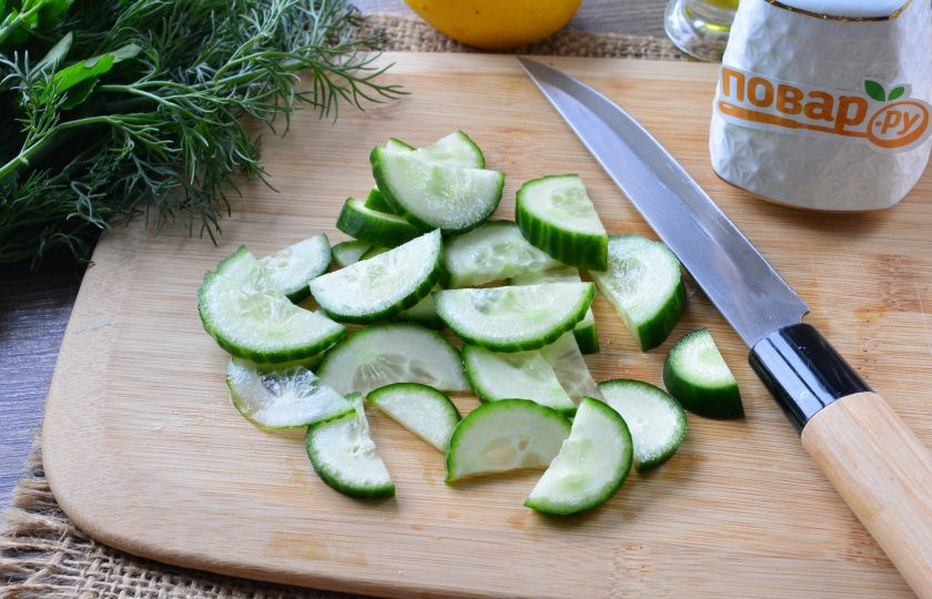 1. Этап. Салат с креветками, огурцами и яйцами: Огурцы нарежьте полукольцами.