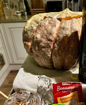 1. Этап. Тыква Жаба с рисом и сухофруктами: Что понадобится еще? Так как сейчас пост, то взял миндальное молоко – половину стакана. В другие дни, взял бы, конечно, обычное молоко. Коровье. Масло оливковое (можно заменить сливочным и даже лучше – топлёным) – три столовых ложки. Мед – две столовых ложки. У меня каштановый. Каштановый – потому что безаллергенный. Но это не принципиально. Корица молотая – половина чайной ложки. Ванильный сахар – 10 граммов. Немного соли – четверть чайной ложки.