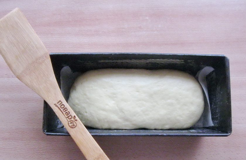 1. Этап. Сливочный хлеб: Достаньте тесто из миски, обомните. Придайте продолговатую форму и выложите в форму для хлеба.