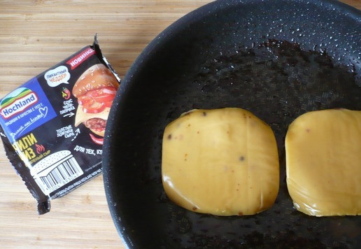 1. Этап. Двойной чизбургер Чили с жареным луком: Выложите на каждую котлету по ломтику плавленого сыра 