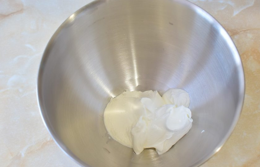 1. Этап. Сметанный крем: В чашу для взбивания выложите подготовленную сметану.