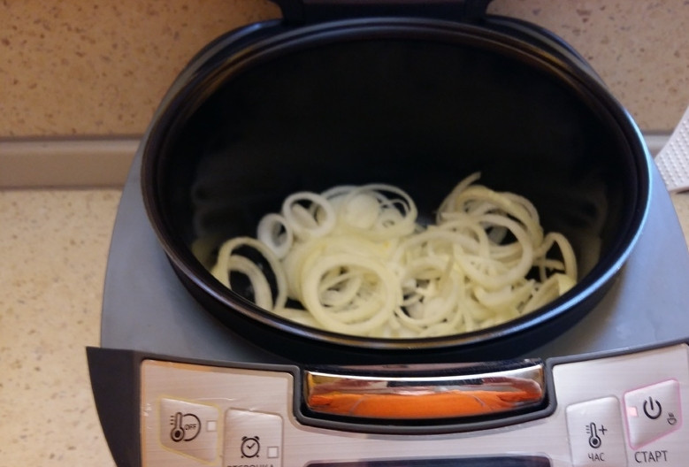 1. Этап. Куриные шейки в мультиварке: Лук порежьте кольцами, обжарьте в мультиварке, но без масла (минут 10-15 в режиме 