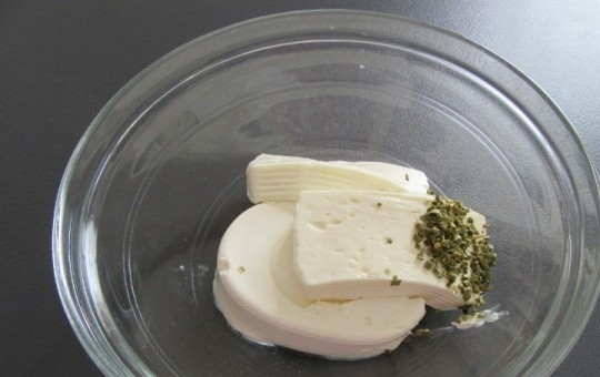 1. Этап. Закусочный чизкейк: 5. Смешайте в миске сыр «Филадельфия» с мягким творогом и мелко нарезанным зеленым луком. Посолите по вкусу, если необходимо.