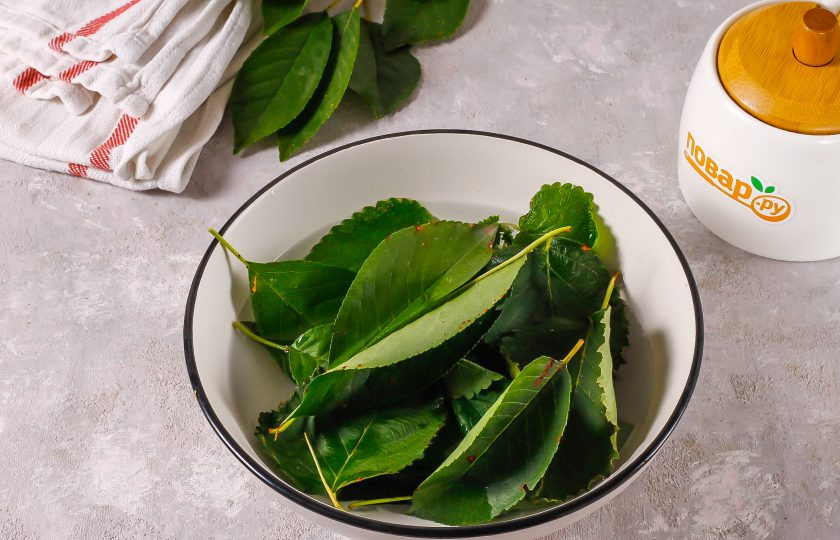 1. Этап. Компот из листьев вишни на зиму: Все собранные листья промойте в воде несколько раз.