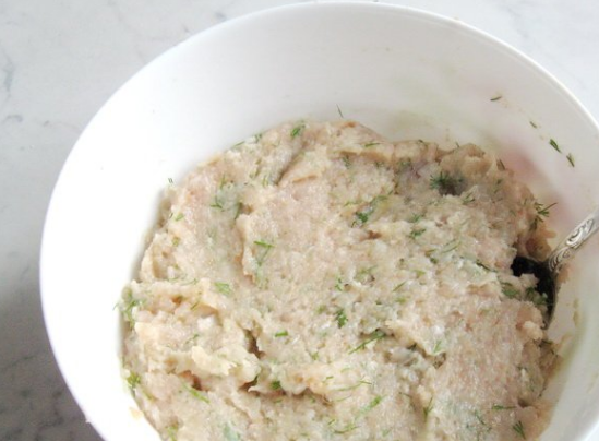 1. Этап. Тефтели из куриной грудки: Кладем соль и перец по вкусу, тщательно все перемешиваем.