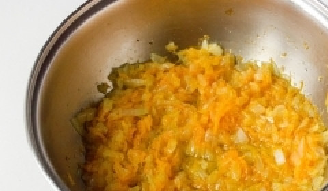 1. Этап. Суп из консервы сардины: Мелко нарежьте лук, морковь натрите на терке. Затем обжарьте овощи на сливочном масле до золотистости.