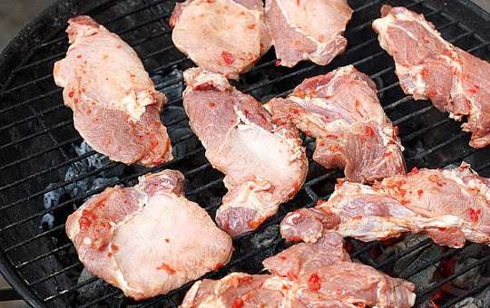 1. Этап. Шашлык по-английски: В мангале приготовить угли и разложить на решетке мясо.