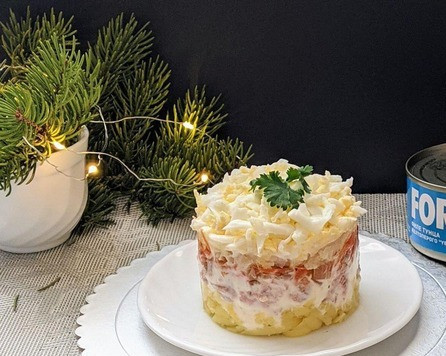 1. Этап. Салат Воевода с тунцом и редькой: Перед подачей снимаем кулинарное кольцо. Подаём салат украсив петрушкой. Приятного аппетита!