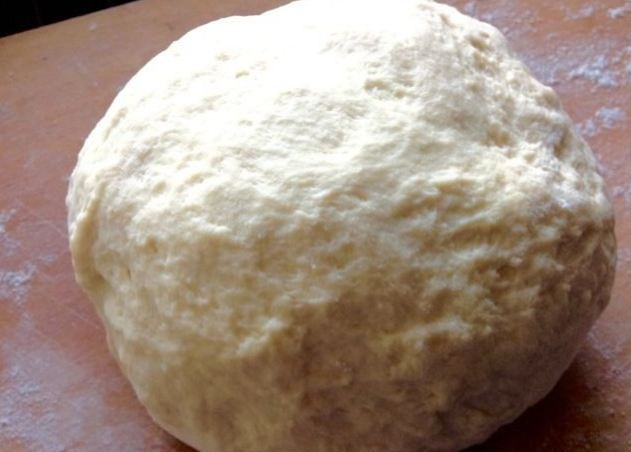 1. Этап. Хлебная Ромашка: Присыпьте поверхность мукой. Хорошо вымесите тесто, выпуская из него воздух.