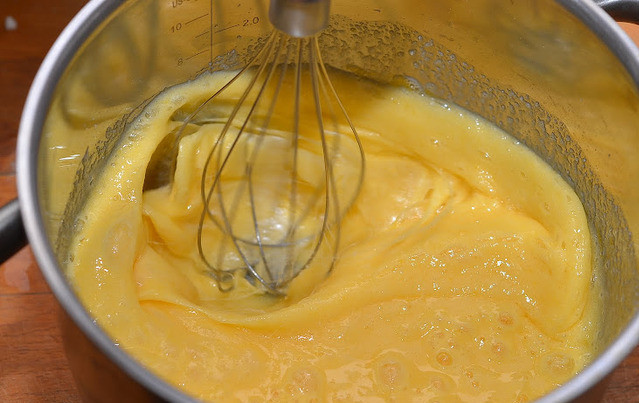 1. Этап. Мясо с цветной капустой в духовке: 3. Готовим кляр традиционным способом и параллельно отвариваем капусту. Главное, не переварить ее.