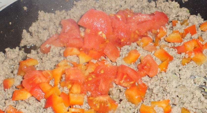 1. Этап. Мясной штрудель в духовке: 1. Фарш смешаем с измельченным луком, сметаной и специями. Обжарим дальше вместе с кусочками помидоров и перца, пока вся влага не испарится.