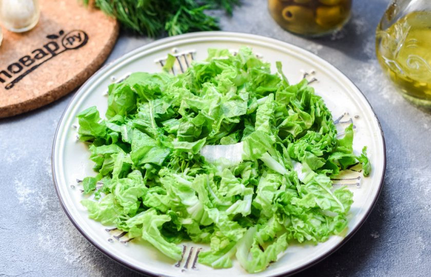 1. Этап. ПП салат из пекинской капусты: Пекинскую капусту ополосните и просушите, нарежьте тонкими полосками. Выложите капусту на тарелку, в которой будете подавать салат.