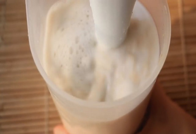 1. Этап. Кисель из овсянки: Погружным блендером взбейте содержимое. Получится жидкость беловатого цвета.