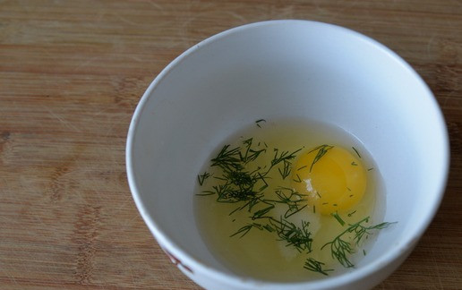 1. Этап. Салат из индейки и огурцов по-восточному: Готовим для салата яичный блинчик. Разбиваем яйцо, добавляем соль, воду, рубленный укроп. Взбалтываем вилкой.