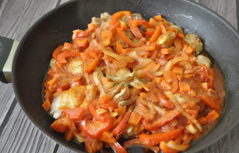 1. Этап. Яхния из курицы: Выложите овощи поверх обжареных кусочков курицы и тушите под крышкой 30-35 минут, добавьте болгарскую шарену соль.