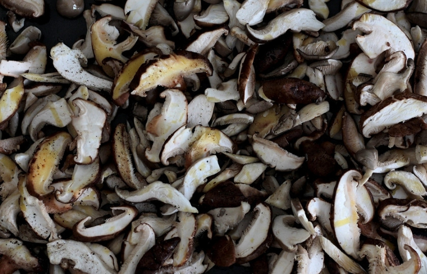 1. Этап. Гусь с рисом в духовке: Гусю можете дать полностью остыть, а потом уже приготовьте грибную подложку. Грибы промойте и порежьте кусочками.