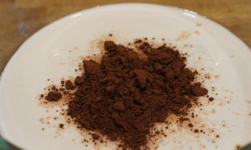 1. Этап. Торт с клубникой в мультиварке: Какао смешиваем с кефиром.