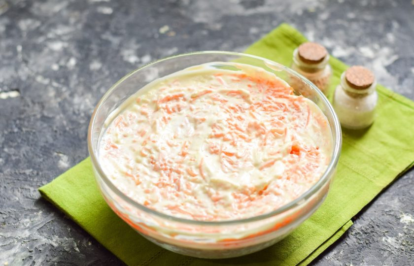 1. Этап. Салат Необыкновенная нежность: Смажьте слой моркови майонезом.