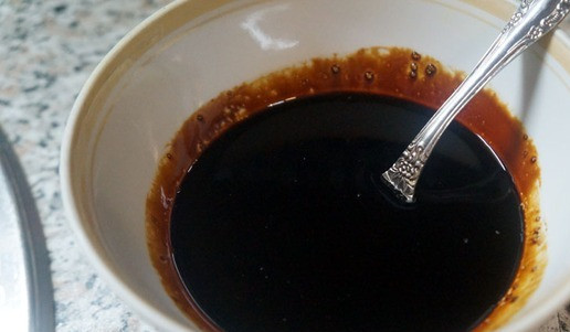 1. Этап. Грибы эноки: Смешать соевый соус, сахар, соль, хорошенько перемешать.