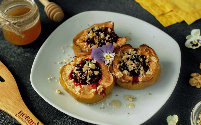 1. Этап. Запеченные яблоки с брусникой в духовке: Запеченные яблоки с брусникой готовы. Перед подачей полейте их медом и украсьте по вкусу. Я использовала измельченные грецкие орехи. Приятного аппетита!