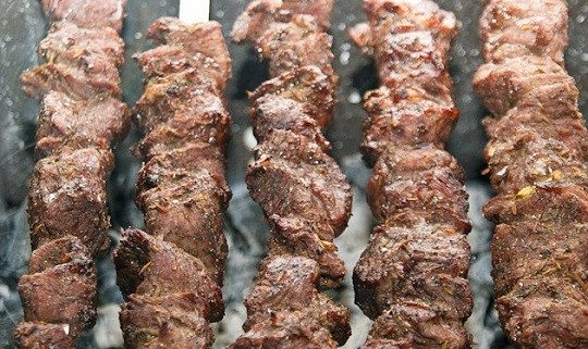 1. Этап. Шашлык из говяжьей вырезки: 7. Лучше всего томить шашлык, чтобы он не высох, а равномерно прожарился. Подавайте его к столу с зеленью и любимым соусом.