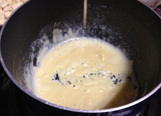 1. Этап. Курица под соусом бешамель: 2. В растопленное масло всыпать просеянную муку небольшими порциями. Постоянно помешивая, довести до однородной консистенции без комочков.