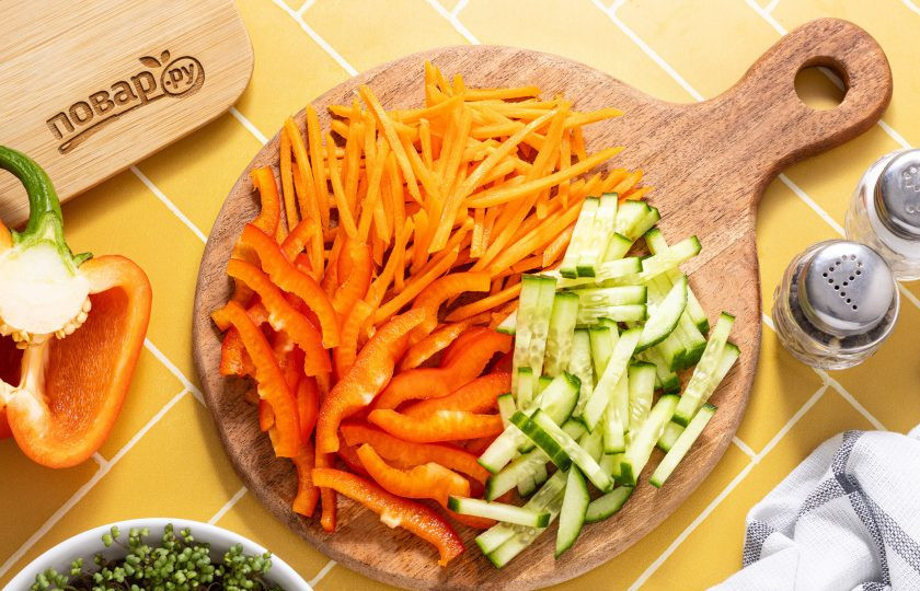 1. Этап. Соевая спаржа с овощами: Подготовьте овощи. Морковь очистите от кожуры и натрите на терке для моркови по-корейски. Огурец и перец нарежьте брусочками.